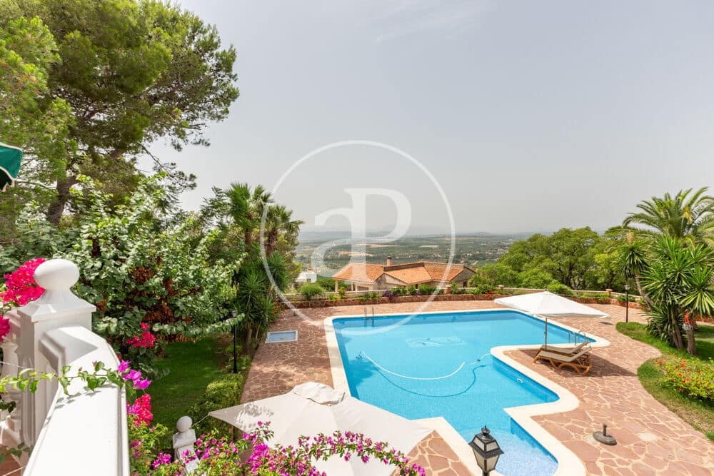 9 slaapkamer Villa te koop in Calicanto met zwembad - € 1.000.000 (Ref: 9978954)