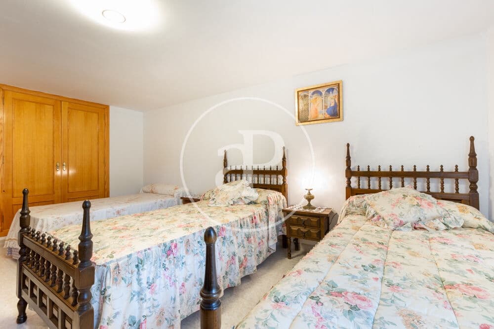 9 slaapkamer Villa te koop in Calicanto met zwembad - € 1.000.000 (Ref: 9978954)
