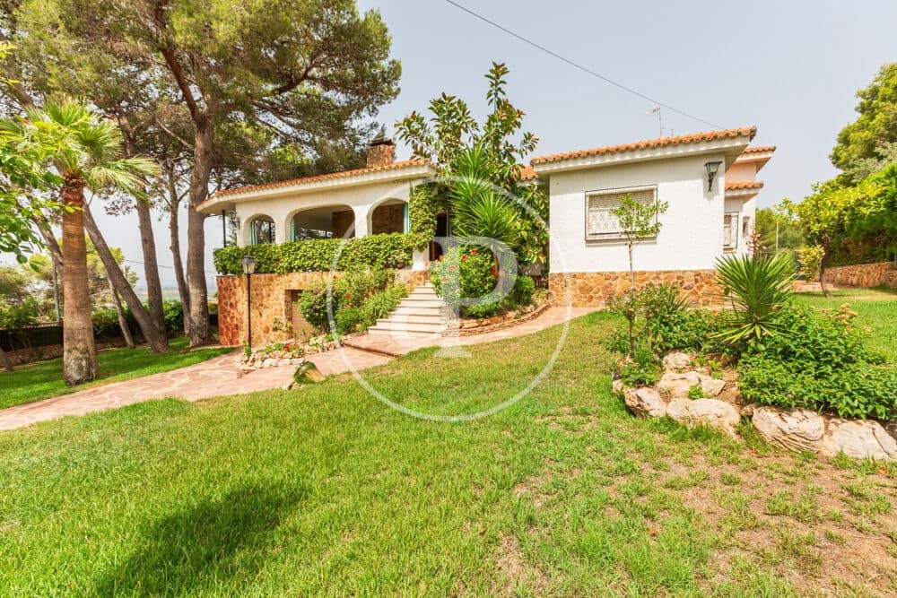 9 slaapkamer Villa te koop in Calicanto met zwembad - € 1.000.000 (Ref: 9978954)