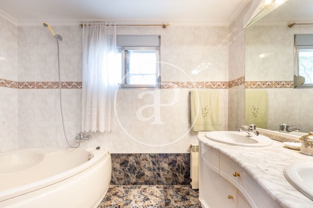 9 slaapkamer Villa te koop in Calicanto met zwembad - € 1.000.000 (Ref: 9978954)
