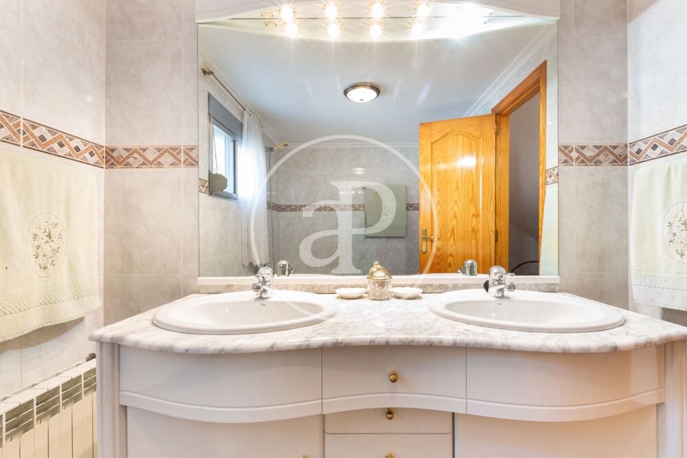 9 slaapkamer Villa te koop in Calicanto met zwembad - € 1.000.000 (Ref: 9978954)