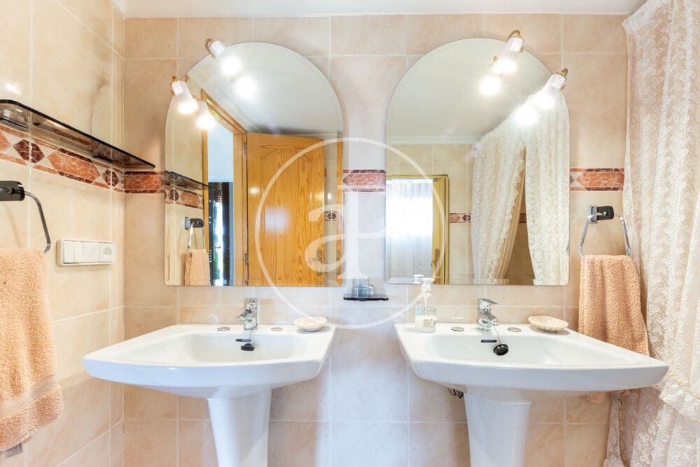 9 slaapkamer Villa te koop in Calicanto met zwembad - € 1.000.000 (Ref: 9978954)