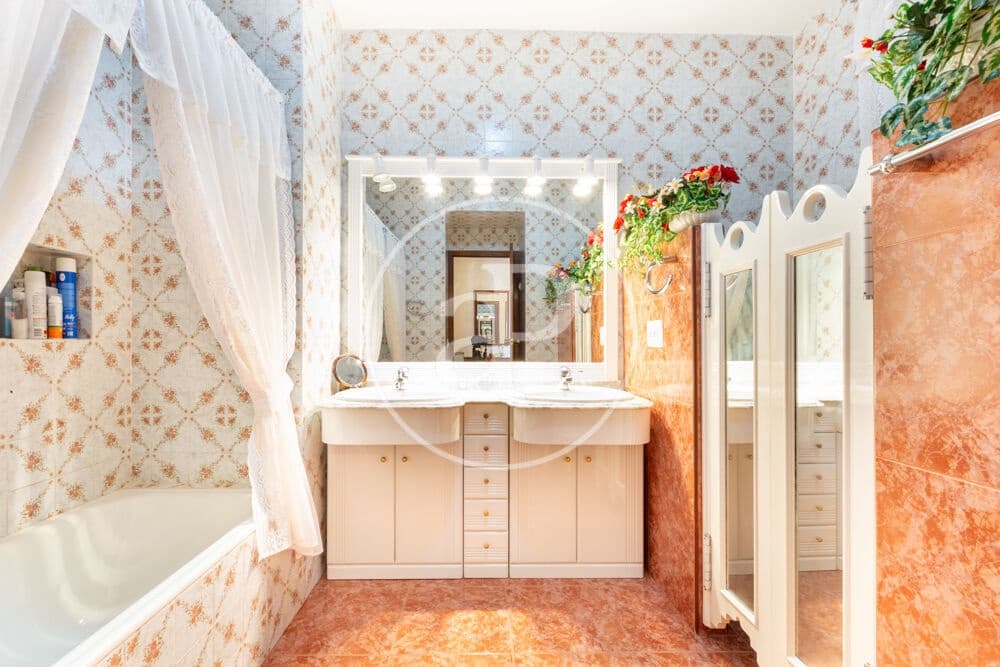 9 slaapkamer Villa te koop in Calicanto met zwembad - € 1.000.000 (Ref: 9978954)