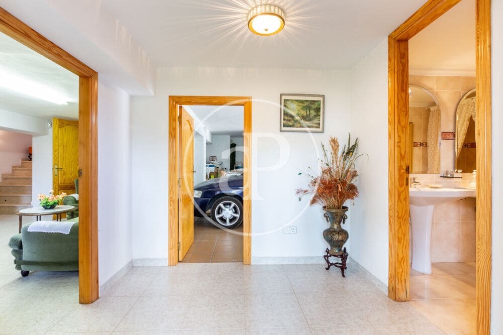 9 slaapkamer Villa te koop in Calicanto met zwembad - € 1.000.000 (Ref: 9978954)