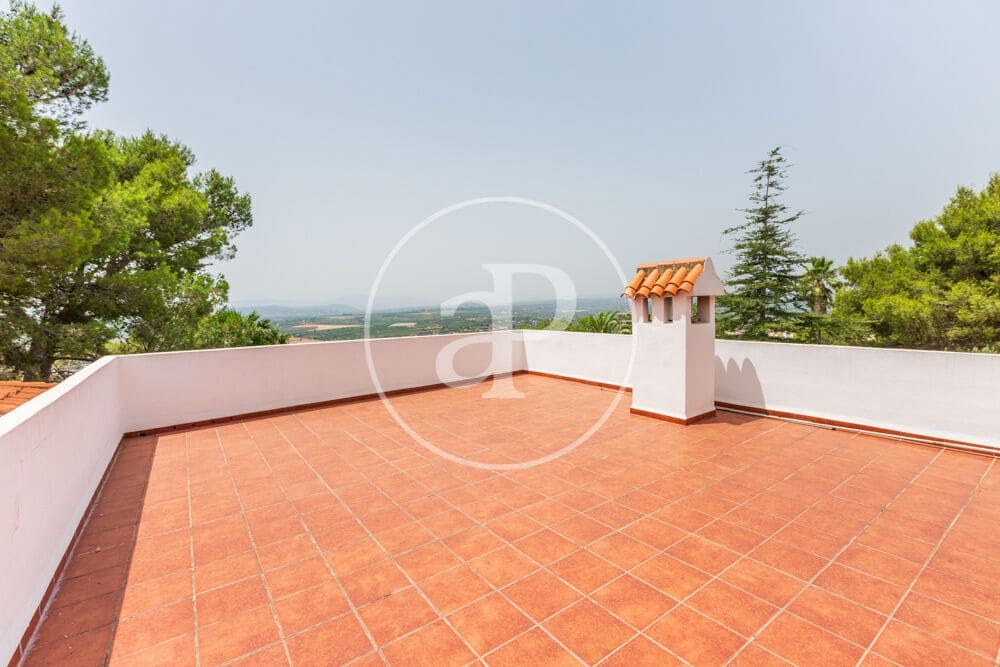 9 slaapkamer Villa te koop in Calicanto met zwembad - € 1.000.000 (Ref: 9978954)