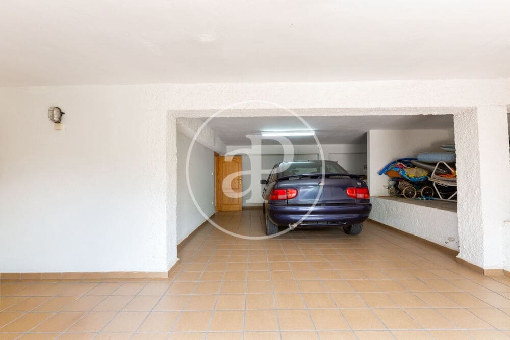 9 slaapkamer Villa te koop in Calicanto met zwembad - € 1.000.000 (Ref: 9978954)