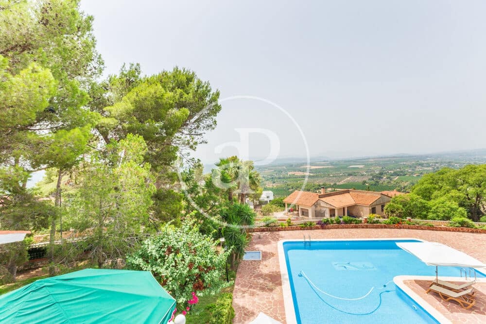 9 slaapkamer Villa te koop in Calicanto met zwembad - € 1.000.000 (Ref: 9978954)