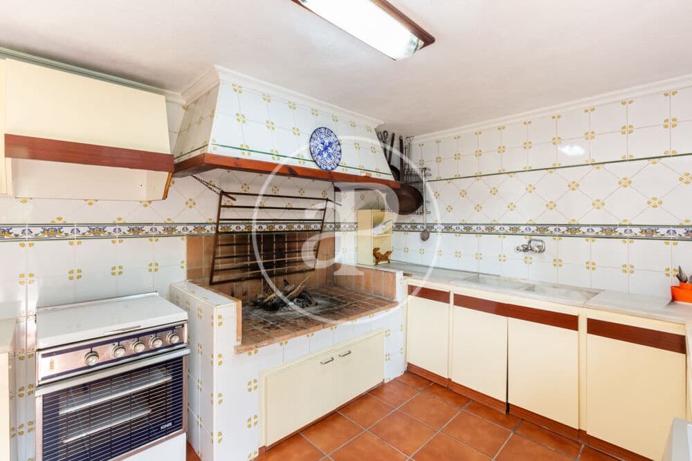 9 slaapkamer Villa te koop in Calicanto met zwembad - € 1.000.000 (Ref: 9978954)