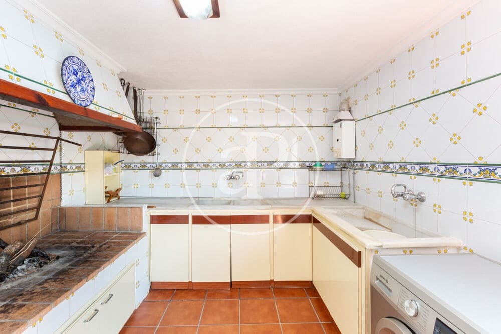 9 slaapkamer Villa te koop in Calicanto met zwembad - € 1.000.000 (Ref: 9978954)