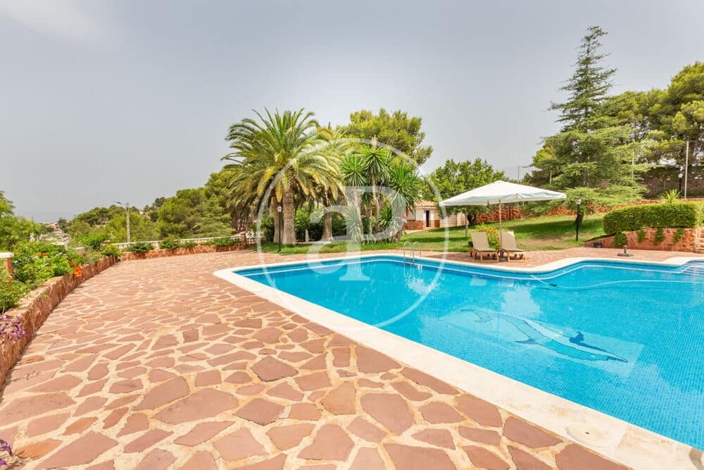 9 slaapkamer Villa te koop in Calicanto met zwembad - € 1.000.000 (Ref: 9978954)