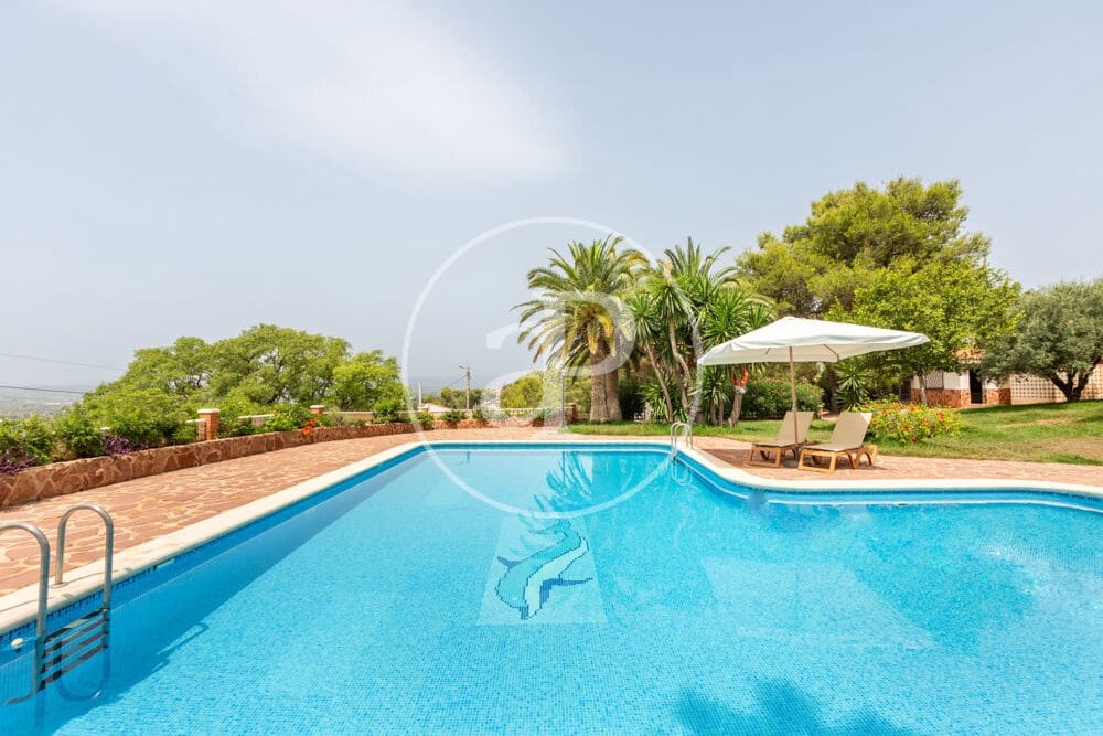9 slaapkamer Villa te koop in Calicanto met zwembad - € 1.000.000 (Ref: 9978954)