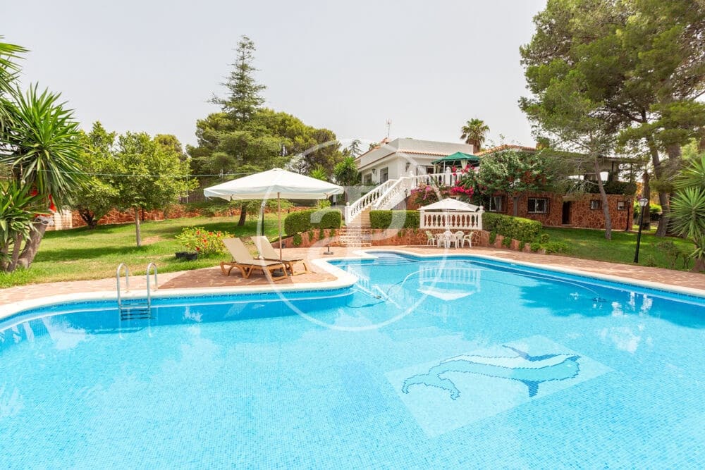9 slaapkamer Villa te koop in Calicanto met zwembad - € 1.000.000 (Ref: 9978954)