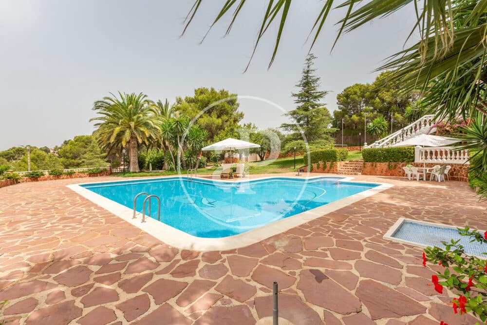 9 slaapkamer Villa te koop in Calicanto met zwembad - € 1.000.000 (Ref: 9978954)