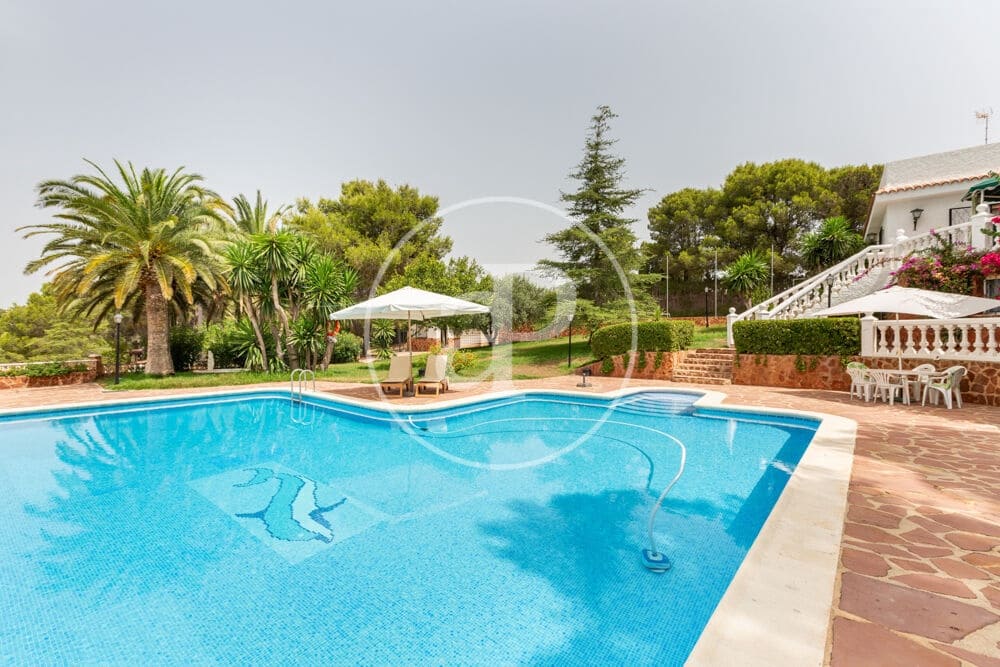 9 slaapkamer Villa te koop in Calicanto met zwembad - € 1.000.000 (Ref: 9978954)