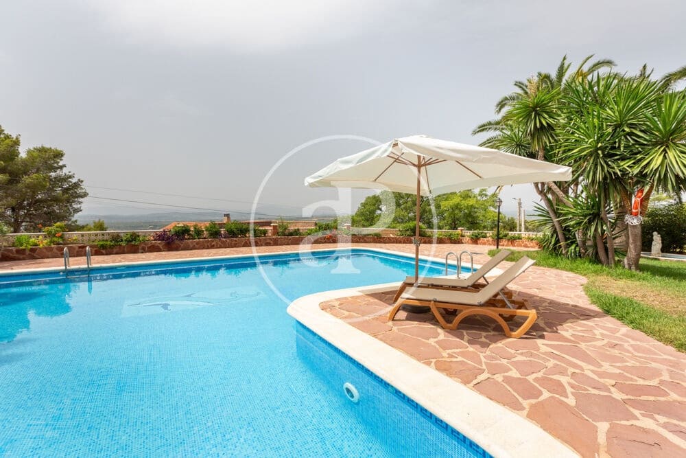 9 slaapkamer Villa te koop in Calicanto met zwembad - € 1.000.000 (Ref: 9978954)