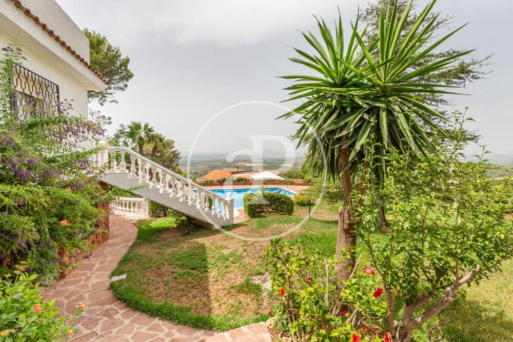 9 slaapkamer Villa te koop in Calicanto met zwembad - € 1.000.000 (Ref: 9978954)