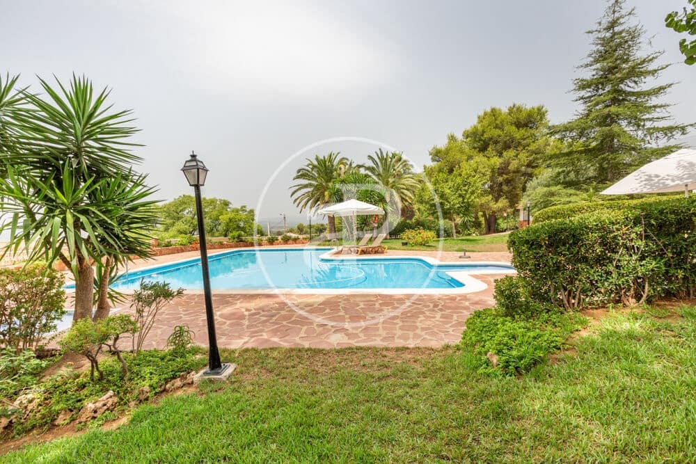 9 slaapkamer Villa te koop in Calicanto met zwembad - € 1.000.000 (Ref: 9978954)
