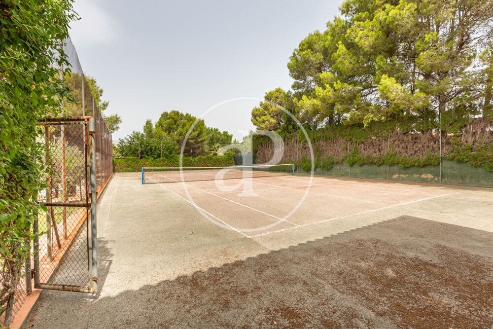 9 slaapkamer Villa te koop in Calicanto met zwembad - € 1.000.000 (Ref: 9978954)