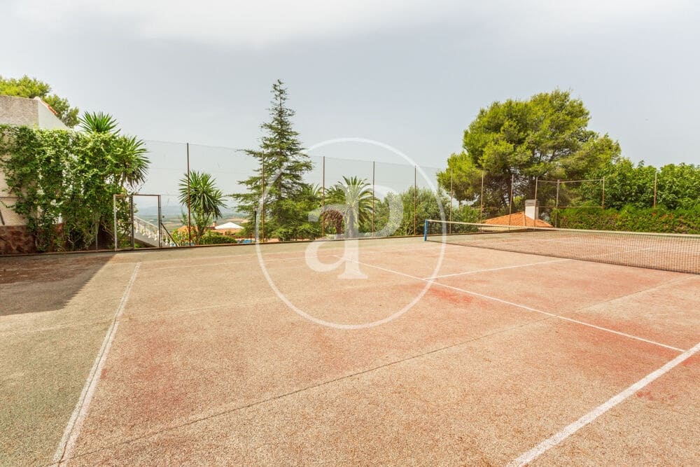 9 slaapkamer Villa te koop in Calicanto met zwembad - € 1.000.000 (Ref: 9978954)