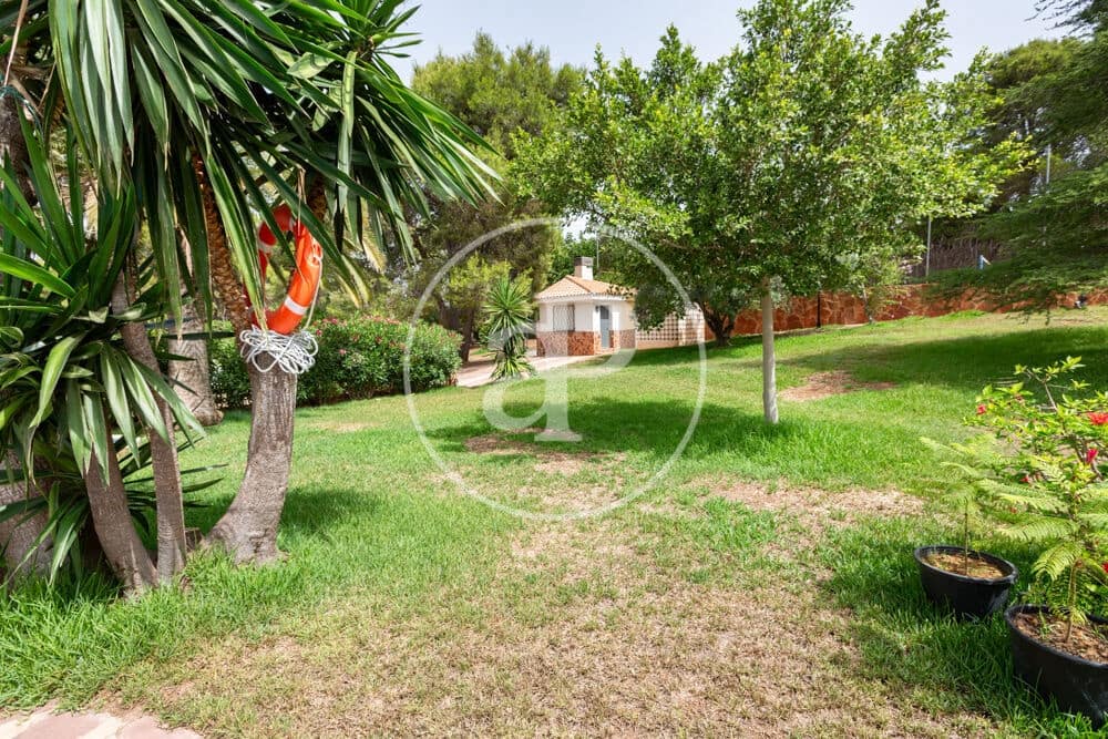 9 slaapkamer Villa te koop in Calicanto met zwembad - € 1.000.000 (Ref: 9978954)