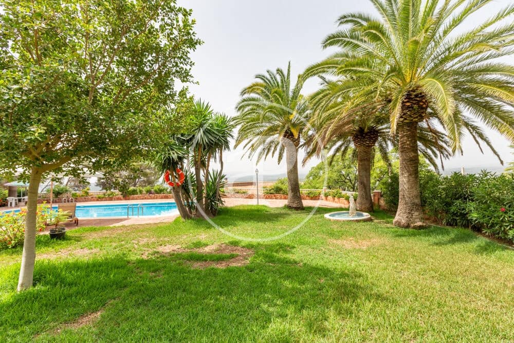 9 slaapkamer Villa te koop in Calicanto met zwembad - € 1.000.000 (Ref: 9978954)