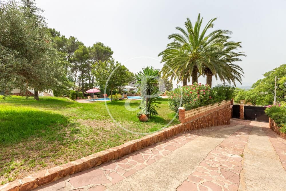 9 slaapkamer Villa te koop in Calicanto met zwembad - € 1.000.000 (Ref: 9978954)