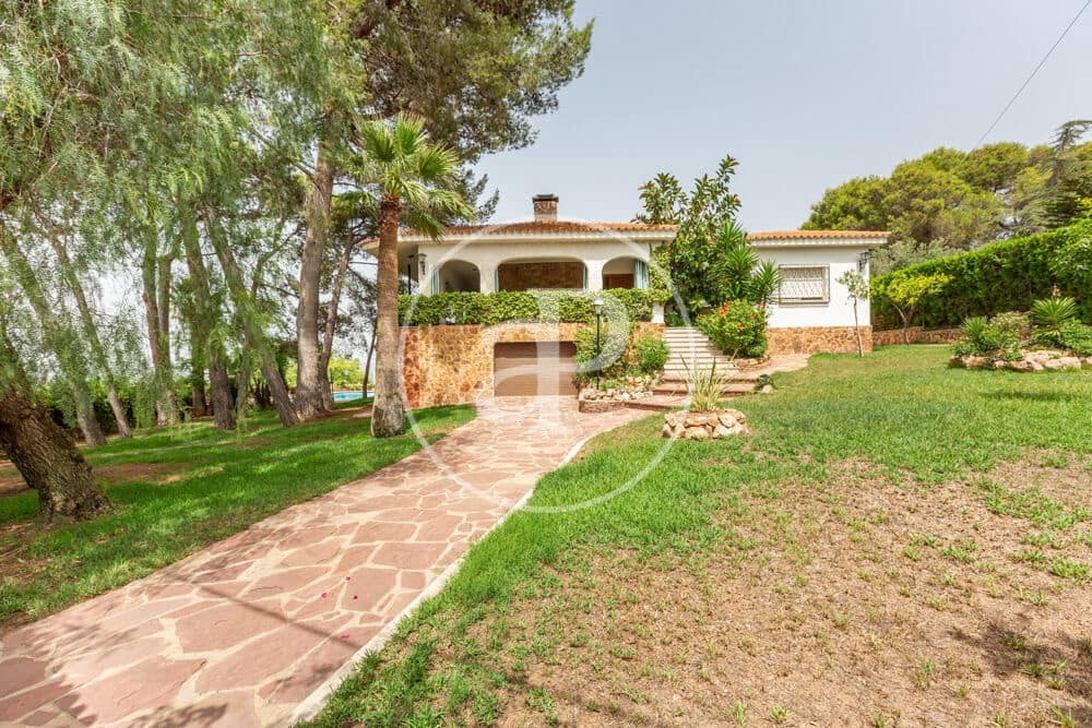 9 slaapkamer Villa te koop in Calicanto met zwembad - € 1.000.000 (Ref: 9978954)