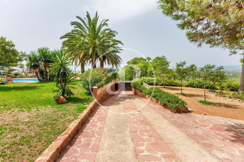 9 slaapkamer Villa te koop in Calicanto met zwembad - € 1.000.000 (Ref: 9978954)
