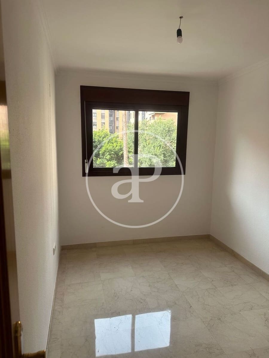 2 bedroom Apartment for rent in Valencia city with pool garage - € 2,000 (Ref: 9978958)