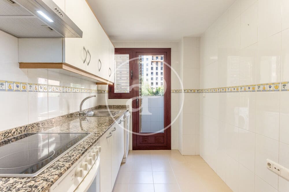 2 sovrum Lägenhet att hyra i Valencia stad med pool garage - 2 000 € (Ref: 9978958)