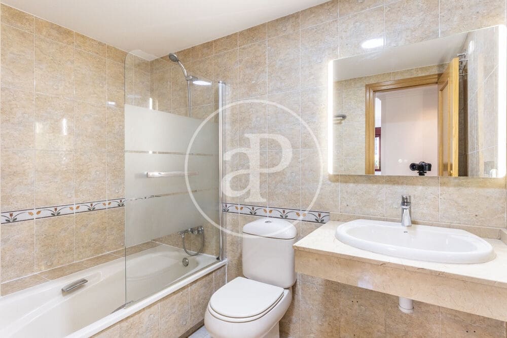 2 sovrum Lägenhet att hyra i Valencia stad med pool garage - 2 000 € (Ref: 9978958)