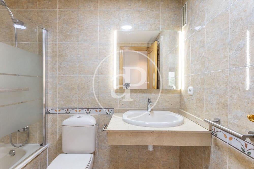2 sovrum Lägenhet att hyra i Valencia stad med pool garage - 2 000 € (Ref: 9978958)