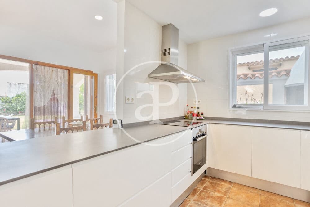 4 bedroom Villa for sale in Alcossebre - € 395,000 (Ref: 9983082)