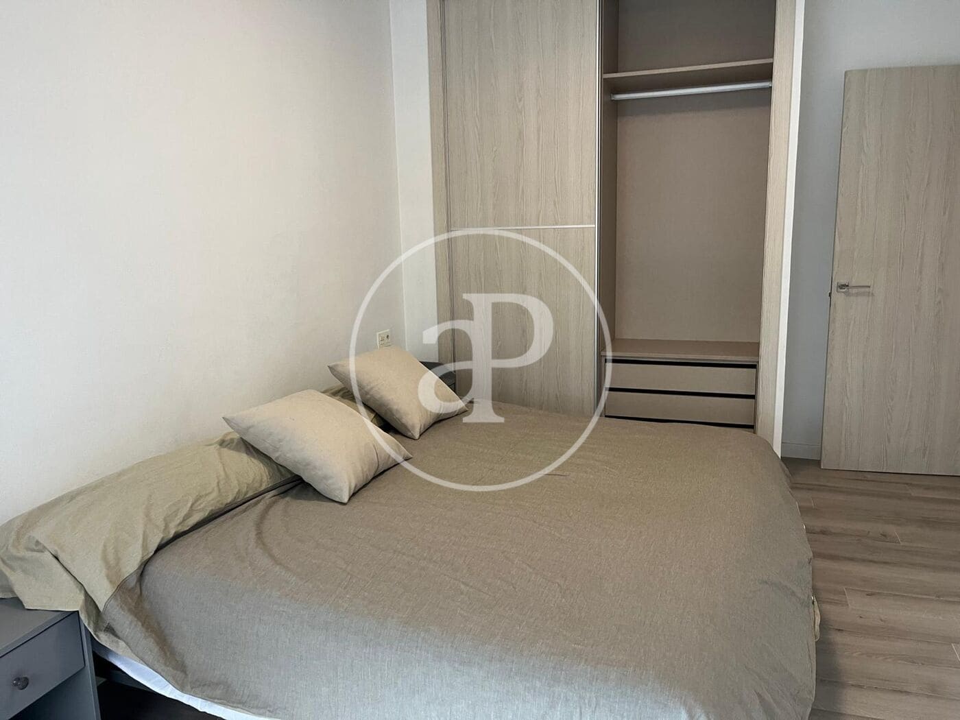 Apartamento de 2 habitaciones en València ciudad en alquiler - 1.800 € (Ref: 9998884)