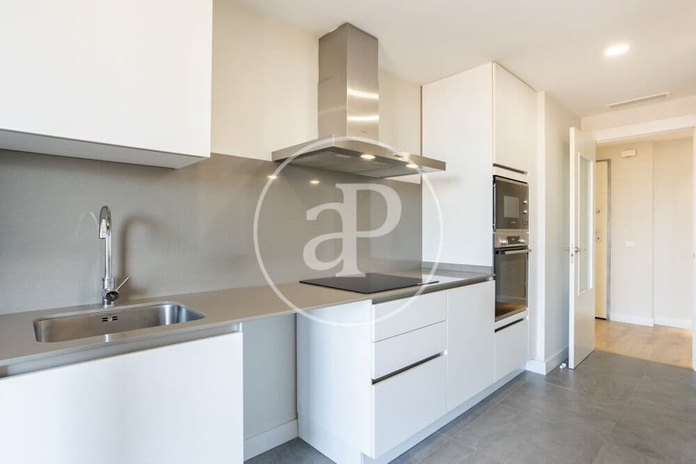 3 bedroom Apartment for rent in Valencia city with pool garage - € 2,200 (Ref: 9998889)