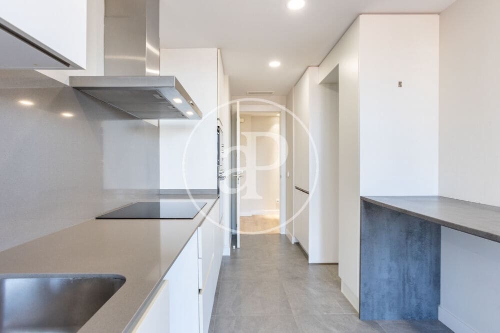3 bedroom Apartment for rent in Valencia city with pool garage - € 2,200 (Ref: 9998889)