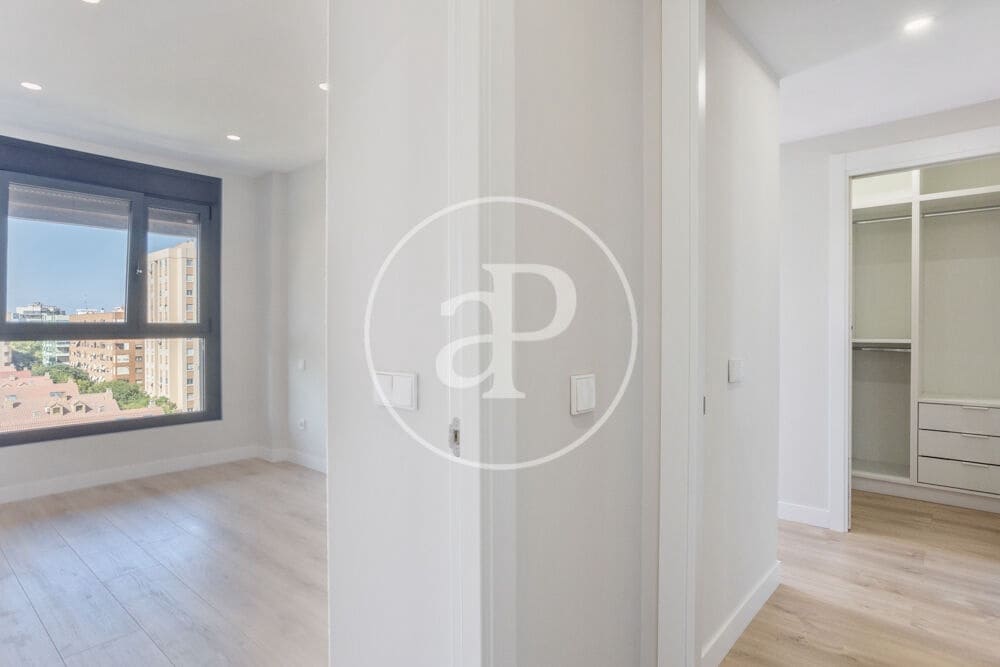 3 bedroom Apartment for rent in Valencia city with pool garage - € 2,200 (Ref: 9998889)
