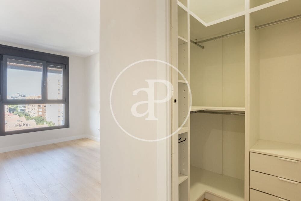 3 bedroom Apartment for rent in Valencia city with pool garage - € 2,200 (Ref: 9998889)