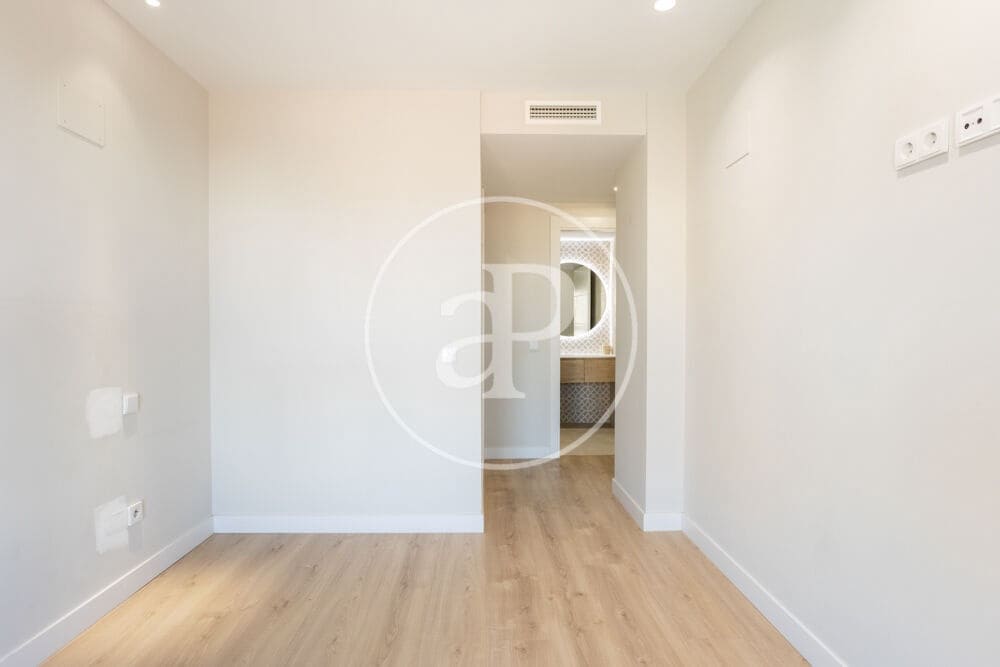 3 bedroom Apartment for rent in Valencia city with pool garage - € 2,200 (Ref: 9998889)