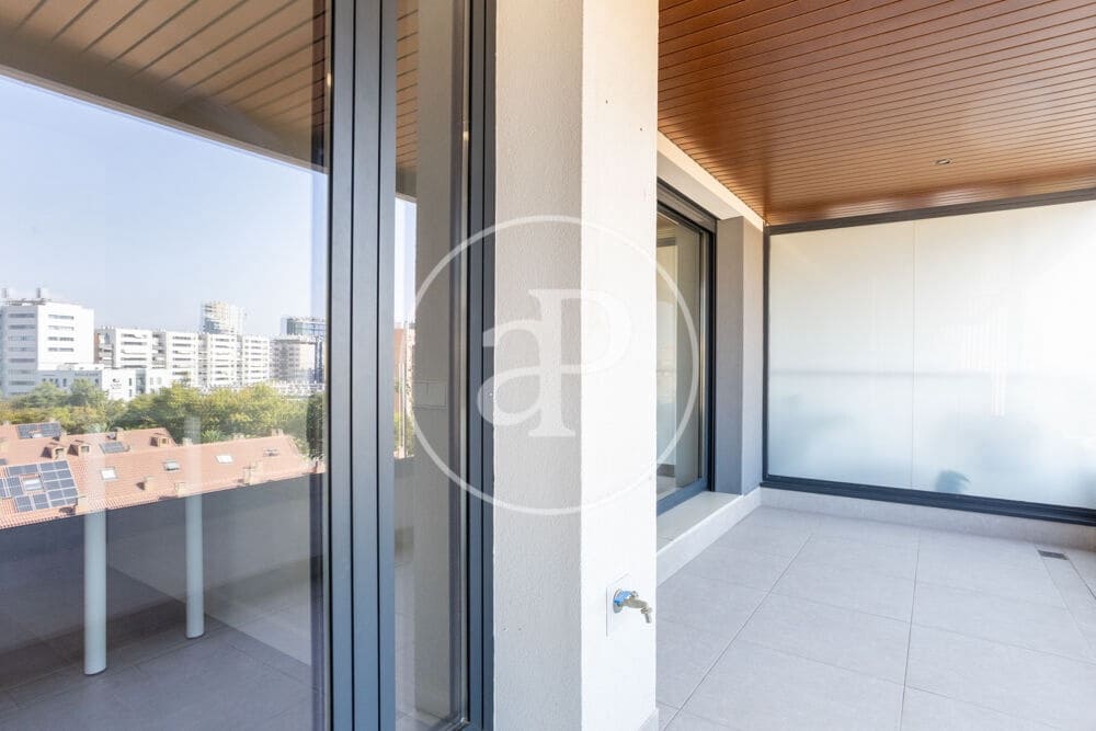 3 bedroom Apartment for rent in Valencia city with pool garage - € 2,200 (Ref: 9998889)