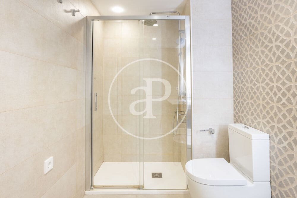3 bedroom Apartment for rent in Valencia city with pool garage - € 2,200 (Ref: 9998889)