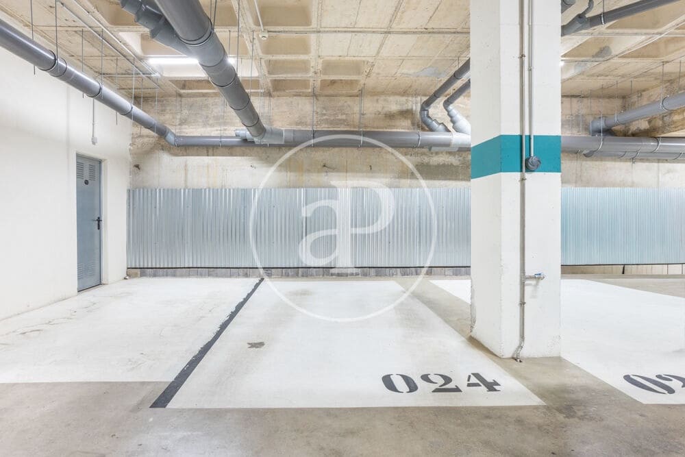 3 bedroom Apartment for rent in Valencia city with pool garage - € 2,200 (Ref: 9998889)