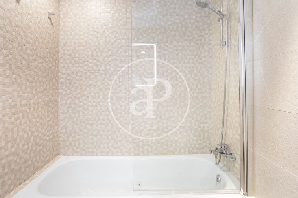 3 bedroom Apartment for rent in Valencia city with pool garage - € 2,200 (Ref: 9998889)
