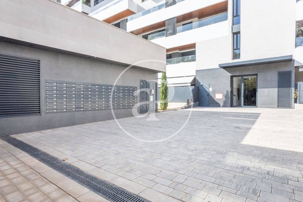 3 bedroom Apartment for rent in Valencia city with pool garage - € 2,200 (Ref: 9998889)