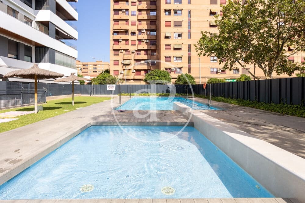 3 bedroom Apartment for rent in Valencia city with pool garage - € 2,200 (Ref: 9998889)