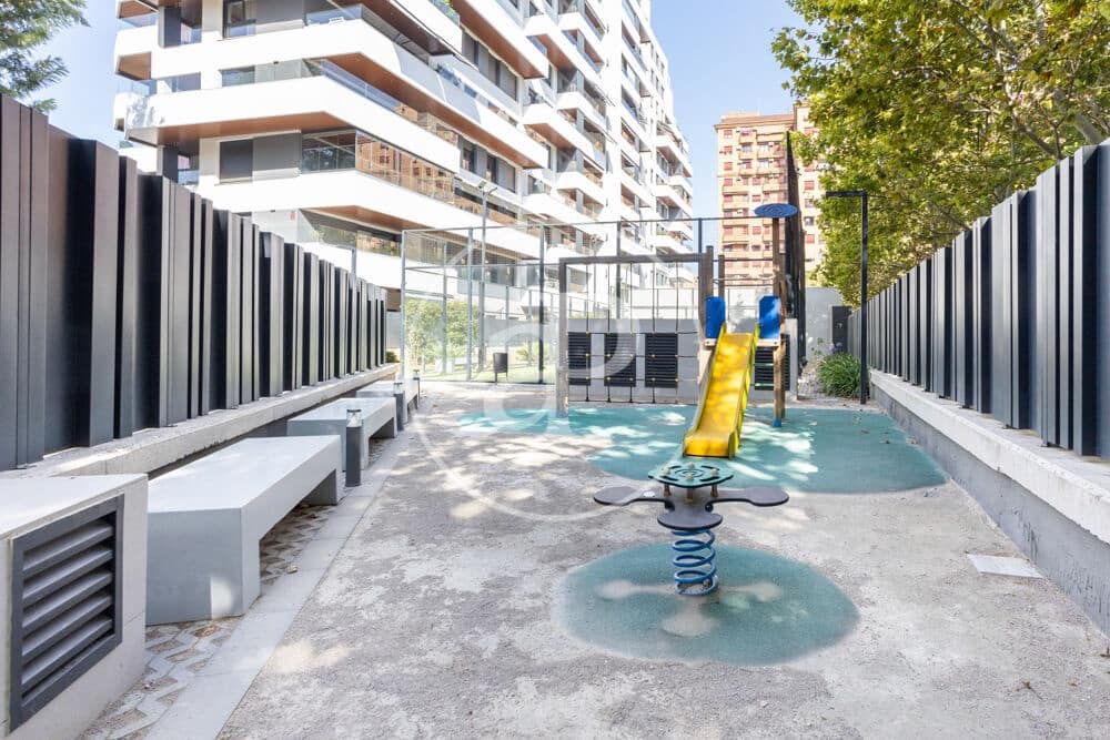 3 bedroom Apartment for rent in Valencia city with pool garage - € 2,200 (Ref: 9998889)