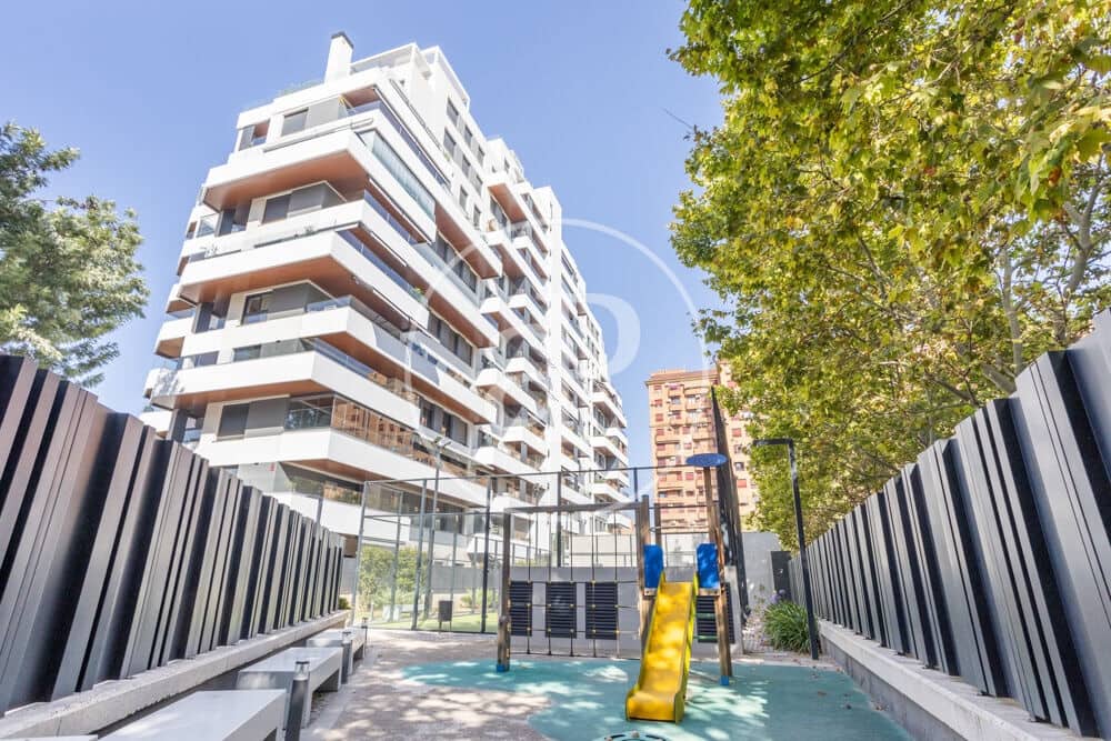 3 bedroom Apartment for rent in Valencia city with pool garage - € 2,200 (Ref: 9998889)