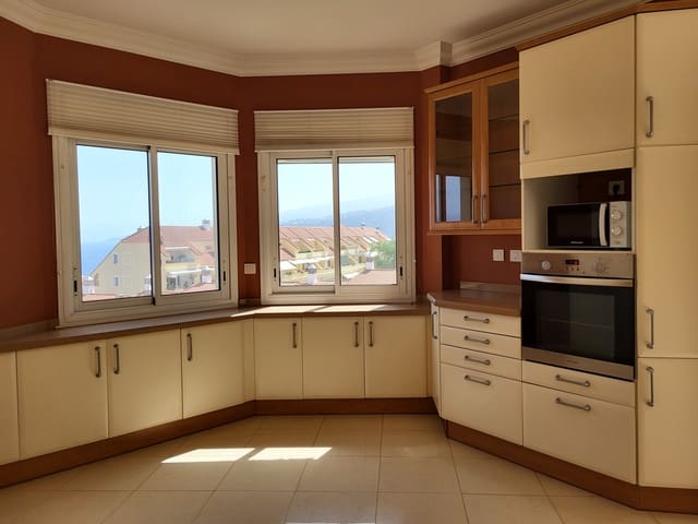 4 bedroom Apartment for rent in Puerto de la Cruz with garage - € 3,000 (Ref: 9158639)
