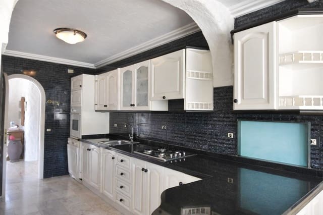 Chalet de 2 habitaciones en Puerto de la Cruz en venta con piscina garaje - 550.000 € (Ref: 9598157)