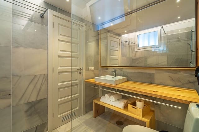 Huoneisto myytävänä paikassa Playa de las Americas, Arona mukana uima-altaan 
autotalli - 415 000 € (Ref: 8941041)